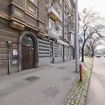 Bright 1-bedroom In The Heart Of The Apartment