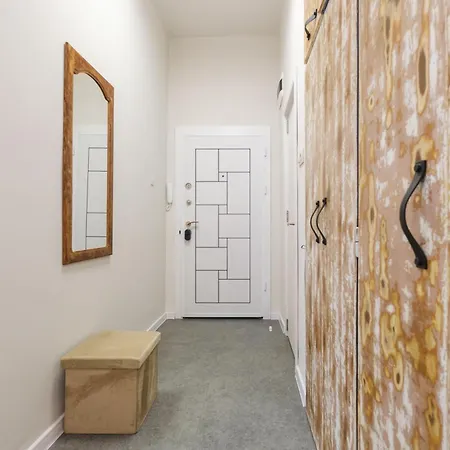 Bright 1-bedroom In The Heart Of The דירה