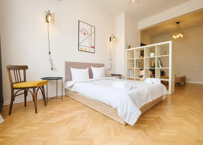 Bright 1-bedroom In The Heart Of The