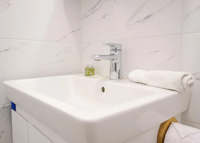 Bright 1-bedroom In The Heart Of The *